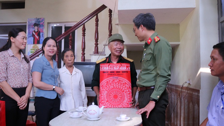 Thăm, tặng quà gia đình chính sách nhận dịp kỷ niệm Ngày Thương binh Liệt sỹ 27/7 tại huyện Tân Yên